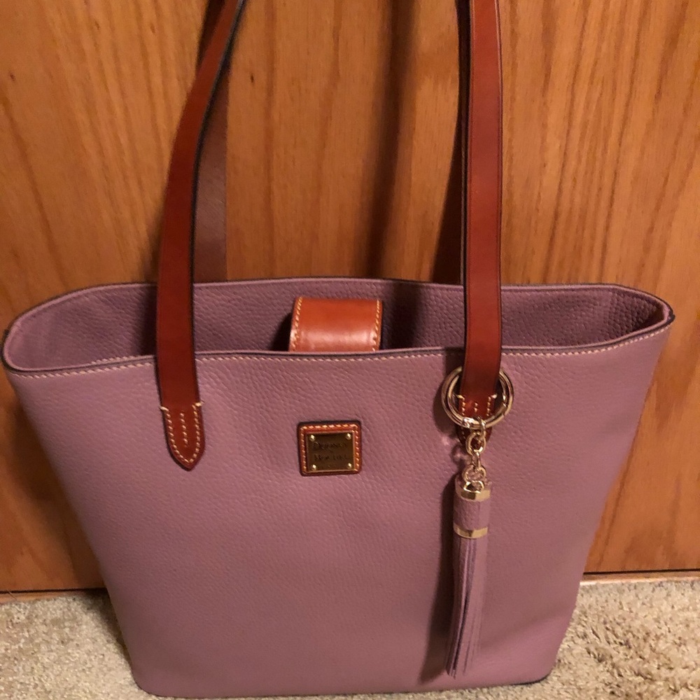 EUC Dooney & Bourke Hadley Tote in mauve